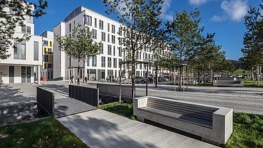 Gelände des Universitätsklinikums in Jena, im Hintergrund ist das Krankenhaus zu sehen