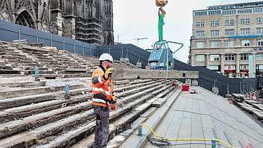 Foto von einem Mann an den Treppenstufen mit Platte in der Hand