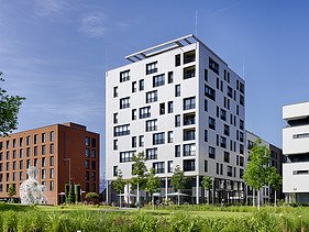 Foto des Gebäudes SKAIO Stadtsiedlung in Heilbronn. Man sieht ein mehrgeschossiges, weißes Gebäude.