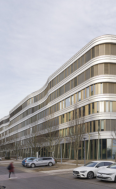 Photo Exterior view of the modernized Z2 office building with curved façade bands.