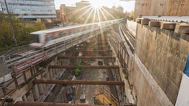 U5 Hamburg Los 1: Aufnahme Bau mit vorbeifahrender Bahn