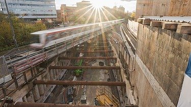 U5 Hamburg Lot 1: Recording construction with passing train